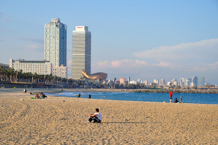 Las playas de Barcelona se preparan para la Semana Santa y la Temporada 2016
